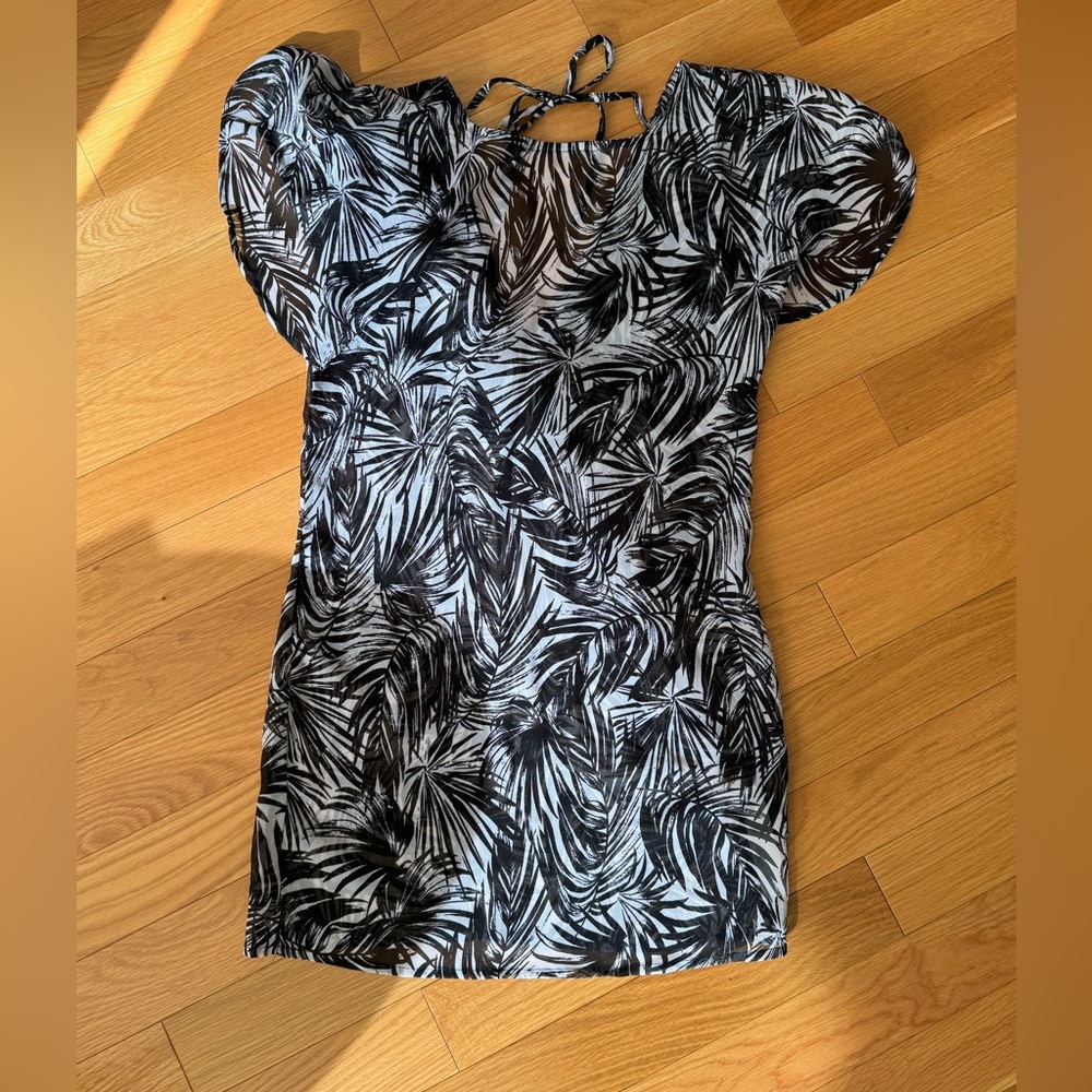 Yamamay black and white patterned beach coverup in size small!